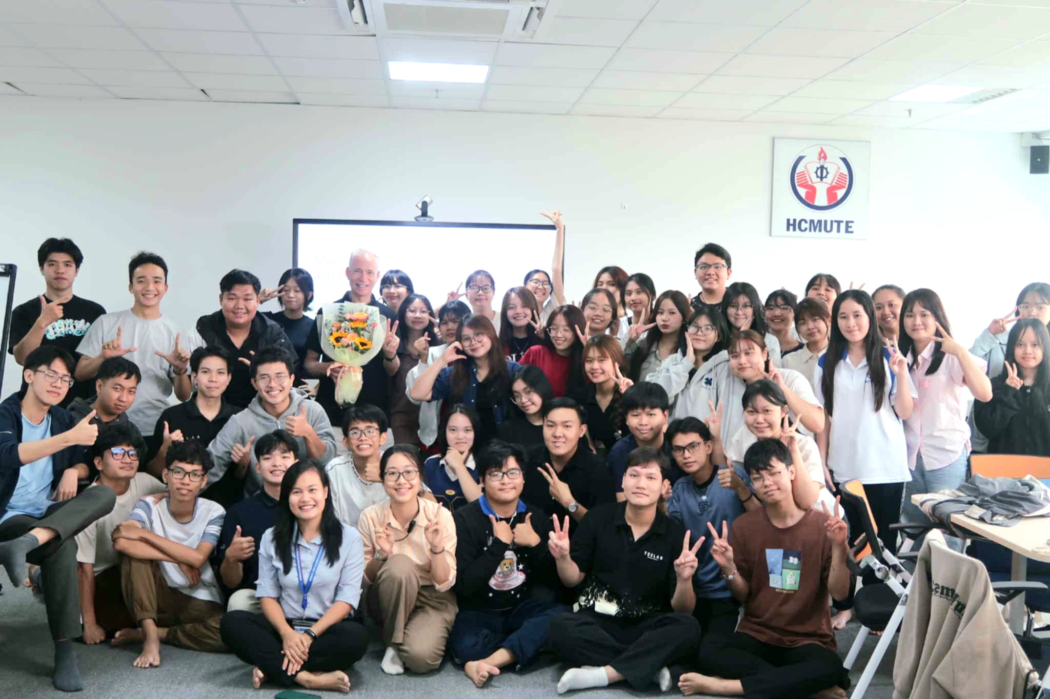 Hình 5: GS Michael chụp hình lưu niệm cùng giảng viên và sinh viên sau buổi học