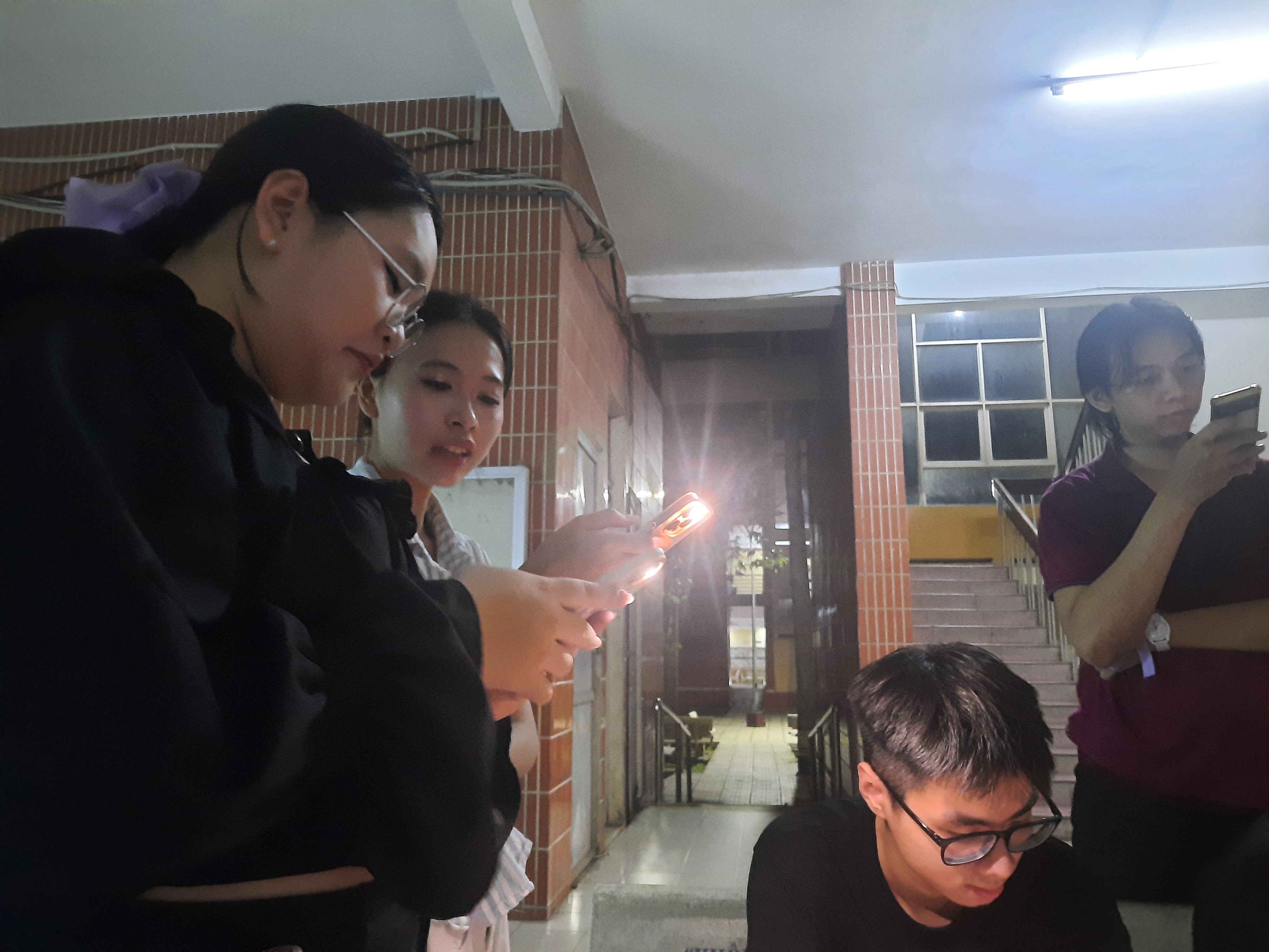 Sinh viên năm nhất tham gia thử thách tại trạm đầu tiên.