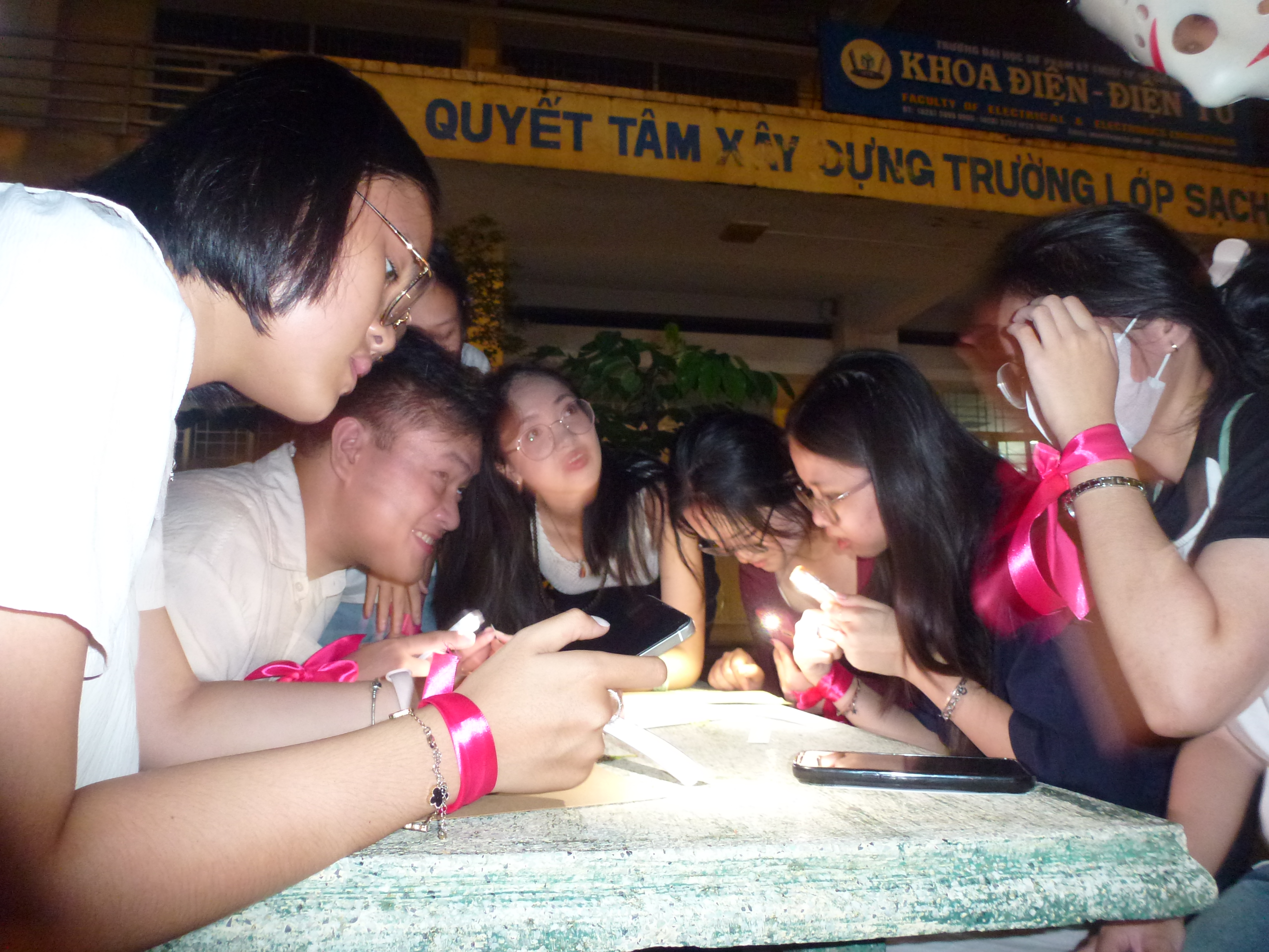 Freshmen discussed to solve the riddles.