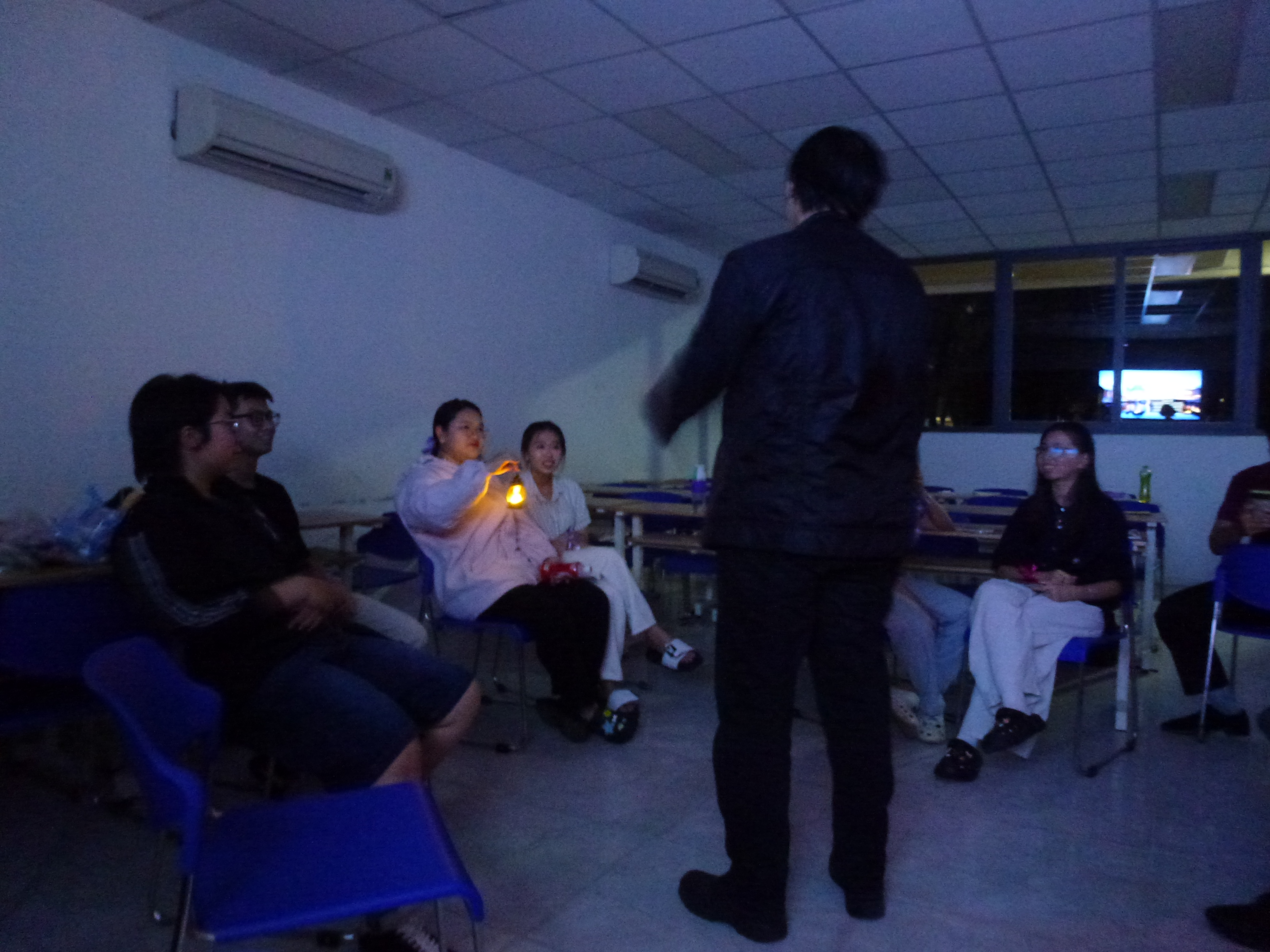 Người tham gia lắng nghe thử thách.