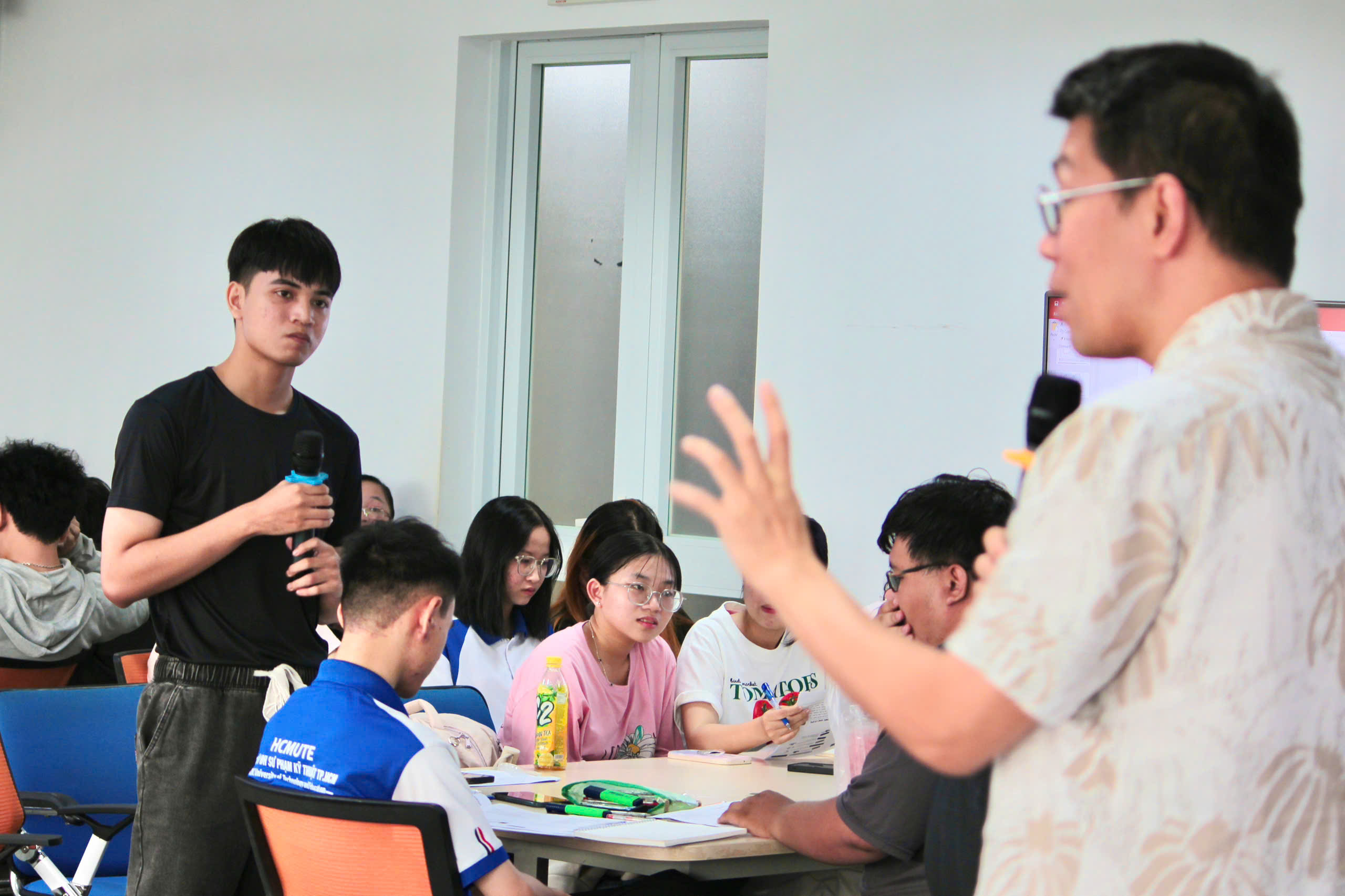 Photo 4 - English major junior and senior students received feedback from Mr. Bai